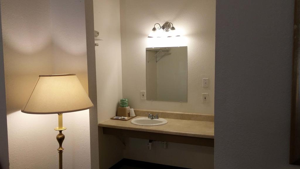 Country Regency Inn & Suites Manvel エクステリア 写真