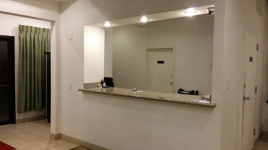 Country Regency Inn & Suites Manvel エクステリア 写真