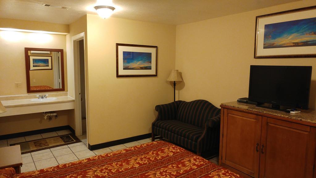 Country Regency Inn & Suites Manvel エクステリア 写真