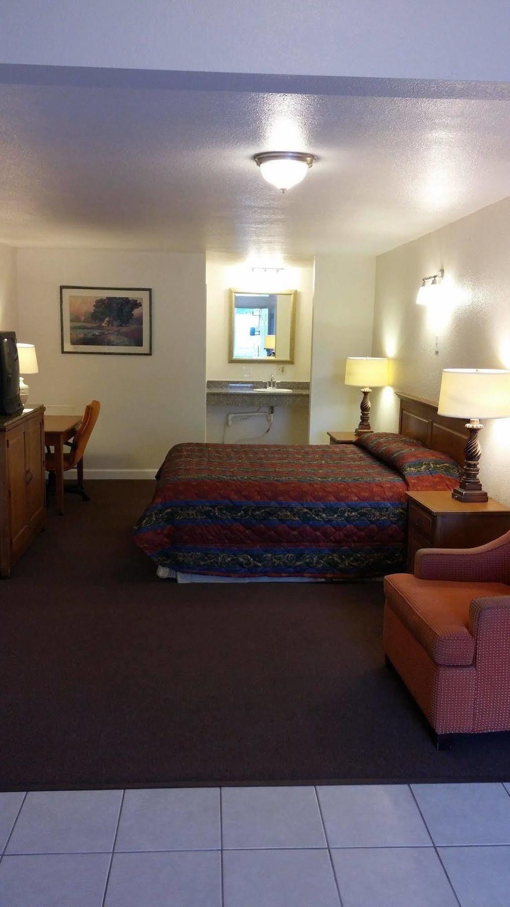 Country Regency Inn & Suites Manvel エクステリア 写真