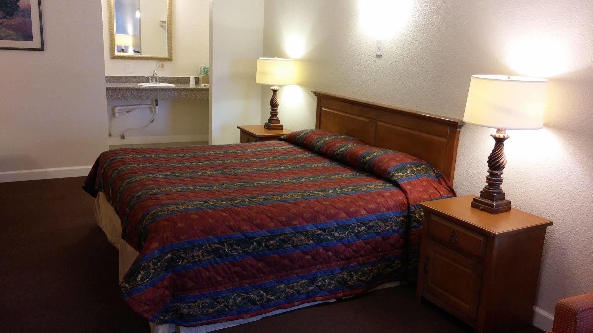 Country Regency Inn & Suites Manvel エクステリア 写真